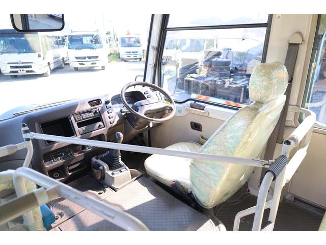 　園児バス　大人３人　幼児４１人乗り　かくにん君有り　５速ＭＴ　乗車定員大人３、小人４１（小人２名席７席・３名席９席）　シートカバーあり　車内点検サポートシステム（かくにん君）あり　幼稚園送迎バス（画像11）