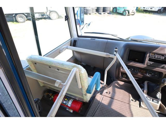 　園児バス　大人３人　幼児４１人乗り　かくにん君有り　５速ＭＴ　乗車定員大人３、小人４１（小人２名席７席・３名席９席）　シートカバーあり　車内点検サポートシステム（かくにん君）あり　幼稚園送迎バス（画像12）