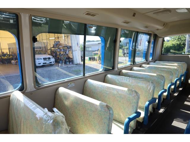 　園児バス　大人３人　幼児４１人乗り　かくにん君有り　５速ＭＴ　乗車定員大人３、小人４１（小人２名席７席・３名席９席）　シートカバーあり　車内点検サポートシステム（かくにん君）あり　幼稚園送迎バス（画像16）