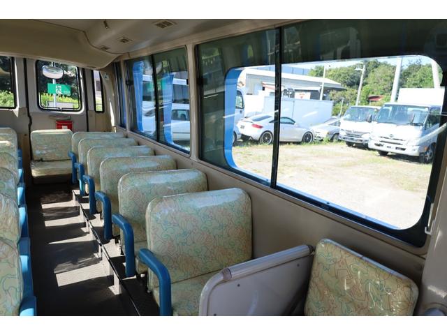 　園児バス　大人３人　幼児４１人乗り　かくにん君有り　５速ＭＴ　乗車定員大人３、小人４１（小人２名席７席・３名席９席）　シートカバーあり　車内点検サポートシステム（かくにん君）あり　幼稚園送迎バス（画像17）