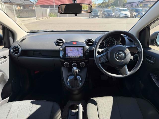 デミオ １３－スカイアクティブ　バックカメラ　ナビ　ＴＶ　キーレスエントリー　アイドリングストップ　電動格納ミラー　ＣＶＴ　衝突安全ボディ　ＡＢＳ　ＥＳＣ　ＣＤ　ＵＳＢ　エアコン　パワーステアリング　パワーウィンドウ（2枚目）