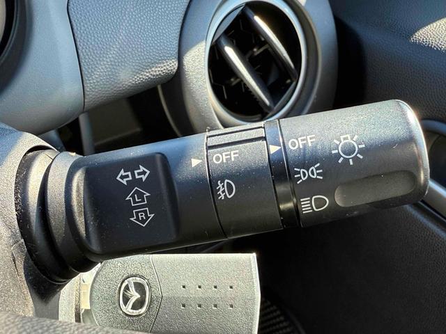 デミオ １３－スカイアクティブ　バックカメラ　ナビ　ＴＶ　キーレスエントリー　アイドリングストップ　電動格納ミラー　ＣＶＴ　衝突安全ボディ　ＡＢＳ　ＥＳＣ　ＣＤ　ＵＳＢ　エアコン　パワーステアリング　パワーウィンドウ（9枚目）