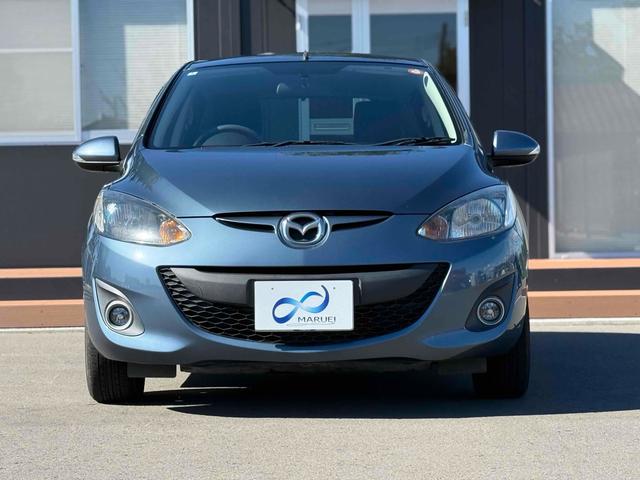 デミオ １３－スカイアクティブ　バックカメラ　ナビ　ＴＶ　キーレスエントリー　アイドリングストップ　電動格納ミラー　ＣＶＴ　衝突安全ボディ　ＡＢＳ　ＥＳＣ　ＣＤ　ＵＳＢ　エアコン　パワーステアリング　パワーウィンドウ（13枚目）