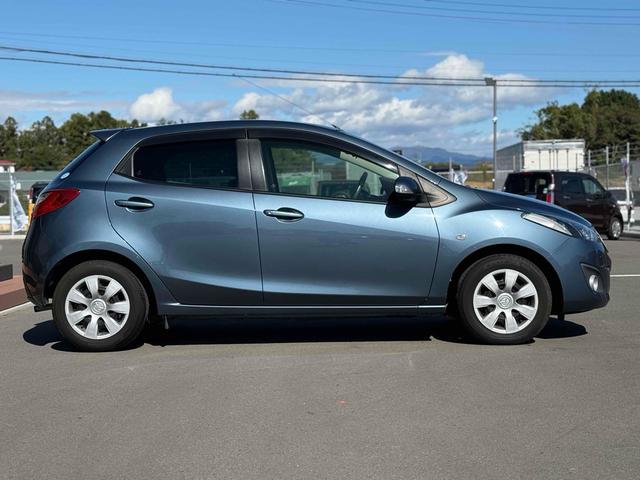 デミオ １３－スカイアクティブ　バックカメラ　ナビ　ＴＶ　キーレスエントリー　アイドリングストップ　電動格納ミラー　ＣＶＴ　衝突安全ボディ　ＡＢＳ　ＥＳＣ　ＣＤ　ＵＳＢ　エアコン　パワーステアリング　パワーウィンドウ（17枚目）