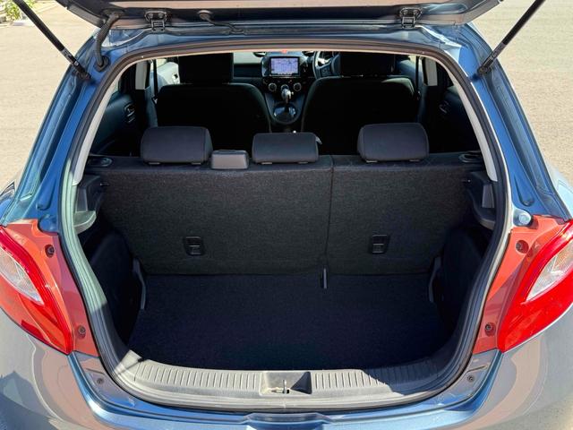 デミオ １３－スカイアクティブ　バックカメラ　ナビ　ＴＶ　キーレスエントリー　アイドリングストップ　電動格納ミラー　ＣＶＴ　衝突安全ボディ　ＡＢＳ　ＥＳＣ　ＣＤ　ＵＳＢ　エアコン　パワーステアリング　パワーウィンドウ（18枚目）