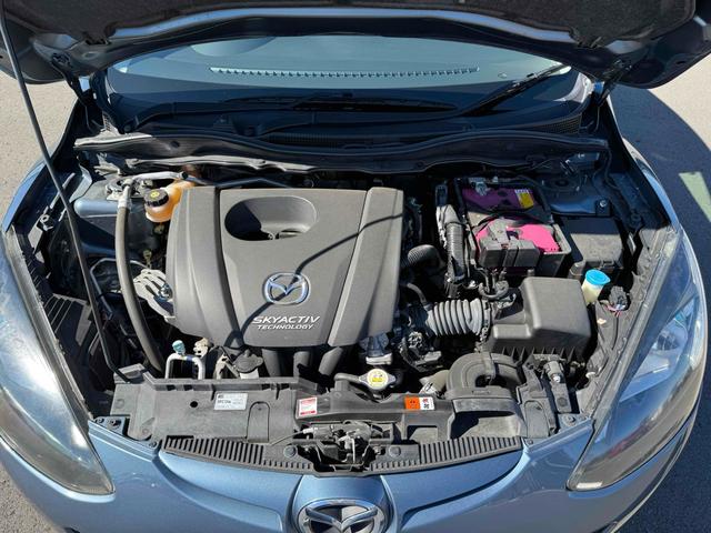 デミオ １３－スカイアクティブ　バックカメラ　ナビ　ＴＶ　キーレスエントリー　アイドリングストップ　電動格納ミラー　ＣＶＴ　衝突安全ボディ　ＡＢＳ　ＥＳＣ　ＣＤ　ＵＳＢ　エアコン　パワーステアリング　パワーウィンドウ（19枚目）