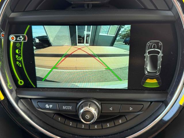 便利なバックビューカメラを装備し、ステアリング舵角に合わせたガイドライン表示もおこないます。駐車が苦手な方でも安心していただける装備です。