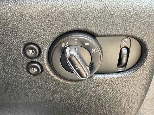 周囲の明るさに応じて自動的にヘッドライトをオン／オフするオートライトシステムを装備しております。