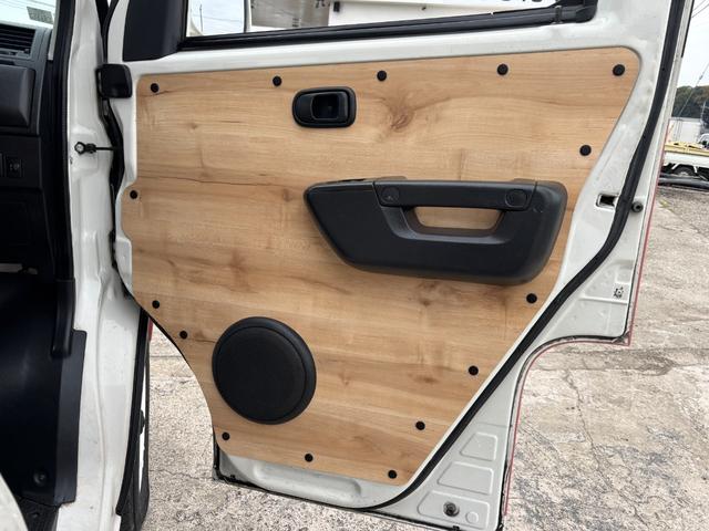 タウンエースバン GL タウンエースバン/タウンエースルアナ/1.5GL/4WD/カスタムカー/KSオリジナルベッドキット/4AT/ツートンペイント/キャンプ仕様/テーブル/丸目ヘッドライト/アウトドア仕様(18枚目)
