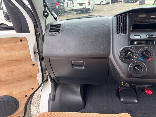 タウンエースバン GL タウンエースバン/タウンエースルアナ/1.5GL/4WD/カスタムカー/KSオリジナルベッドキット/4AT/ツートンペイント/キャンプ仕様/テーブル/丸目ヘッドライト/アウトドア仕様(29枚目)