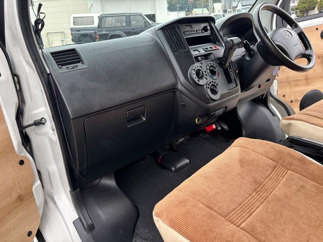 タウンエースバン GL タウンエースバン/タウンエースルアナ/1.5GL/4WD/カスタムカー/KSオリジナルベッドキット/4AT/ツートンペイント/キャンプ仕様/テーブル/丸目ヘッドライト/アウトドア仕様(33枚目)