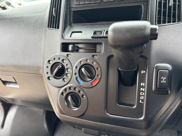 タウンエースバン GL タウンエースバン/タウンエースルアナ/1.5GL/4WD/カスタムカー/KSオリジナルベッドキット/4AT/ツートンペイント/キャンプ仕様/テーブル/丸目ヘッドライト/アウトドア仕様(45枚目)