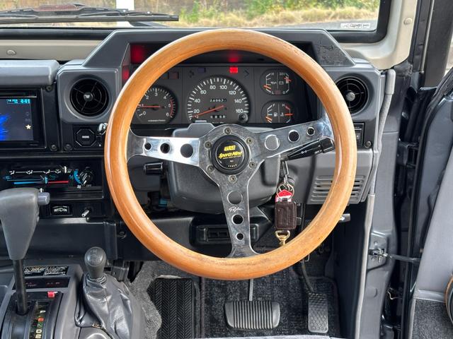 ランドクルーザー７０ ＺＸ　ランクル７０／ランクル７３／ディーゼル／４速ＡＴ／ＺＸ／ＦＲＰトップ／シュノーケル／社外１６ＡＷ／ジオランダーＭＴタイヤ（２５５／８５Ｒ１６）／リフトアップ／ショートボディー／社外ステアリング（30枚目）