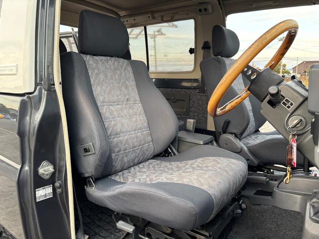 ランドクルーザー７０ ＺＸ　ランクル７０／ランクル７３／ディーゼル／４速ＡＴ／ＺＸ／ＦＲＰトップ／シュノーケル／社外１６ＡＷ／ジオランダーＭＴタイヤ（２５５／８５Ｒ１６）／リフトアップ／ショートボディー／社外ステアリング（33枚目）