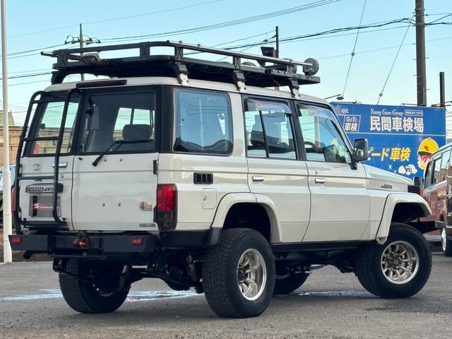 ランドクルーザー70 LX ランクル70/ランクル77/ディーゼル/5速MT/前後デフロック/LX/リフトアップ/社外ルーフラック/リアラダー/SUPER OFF ROADERフォグランプ/ウィンチ/ETC/シートカバー(6枚目)
