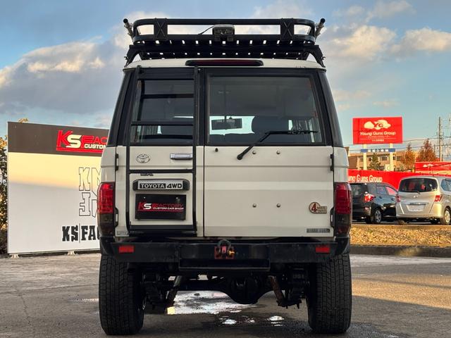 ランドクルーザー70 LX ランクル70/ランクル77/ディーゼル/5速MT/前後デフロック/LX/リフトアップ/社外ルーフラック/リアラダー/SUPER OFF ROADERフォグランプ/ウィンチ/ETC/シートカバー(9枚目)