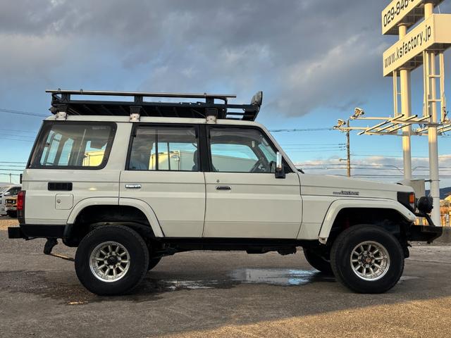 ランドクルーザー70 LX ランクル70/ランクル77/ディーゼル/5速MT/前後デフロック/LX/リフトアップ/社外ルーフラック/リアラダー/SUPER OFF ROADERフォグランプ/ウィンチ/ETC/シートカバー(10枚目)