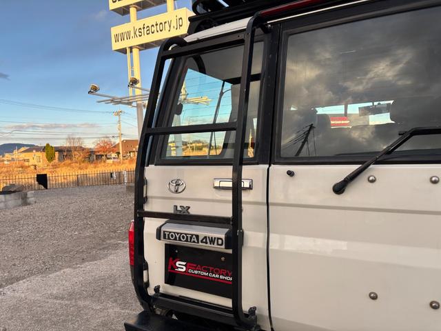 ランドクルーザー70 LX ランクル70/ランクル77/ディーゼル/5速MT/前後デフロック/LX/リフトアップ/社外ルーフラック/リアラダー/SUPER OFF ROADERフォグランプ/ウィンチ/ETC/シートカバー(16枚目)