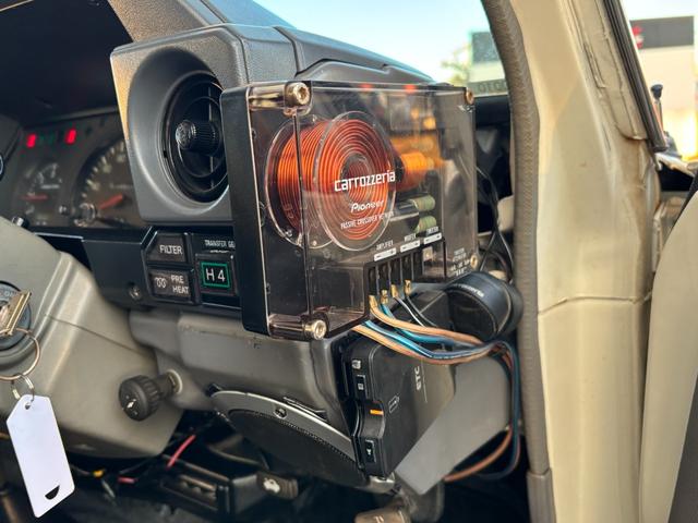 ランドクルーザー70 LX ランクル70/ランクル77/ディーゼル/5速MT/前後デフロック/LX/リフトアップ/社外ルーフラック/リアラダー/SUPER OFF ROADERフォグランプ/ウィンチ/ETC/シートカバー(20枚目)