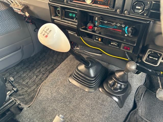 ランドクルーザー70 LX ランクル70/ランクル77/ディーゼル/5速MT/前後デフロック/LX/リフトアップ/社外ルーフラック/リアラダー/SUPER OFF ROADERフォグランプ/ウィンチ/ETC/シートカバー(22枚目)