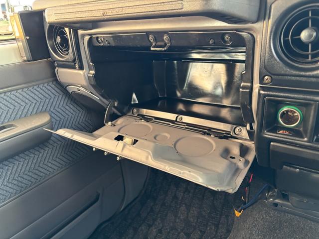 ランドクルーザー70 LX ランクル70/ランクル77/ディーゼル/5速MT/前後デフロック/LX/リフトアップ/社外ルーフラック/リアラダー/SUPER OFF ROADERフォグランプ/ウィンチ/ETC/シートカバー(38枚目)