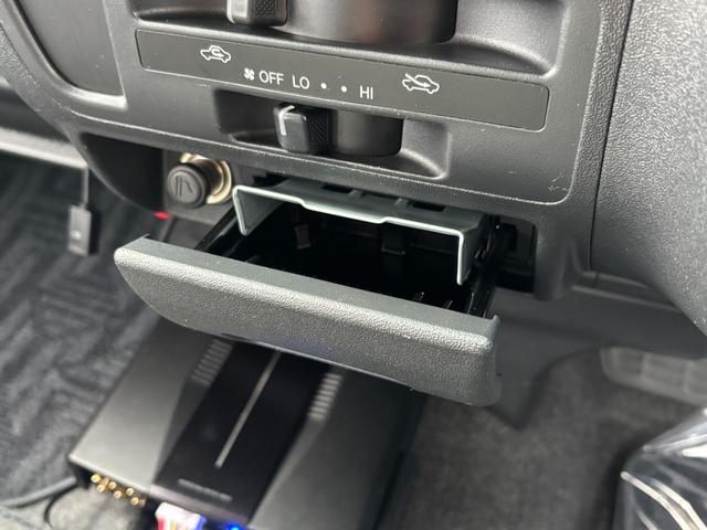 ハイエースワゴン グランドキャビン 4WD/10人乗り3ナンバー/新品ジオランダーX-ATタイヤ/新品BRUT16AW/ECLIPSEナビ/電動スライドドア/ETC/フリップダウンモニター/ドラレコ/Bカメラ/アルパインサウンドシステム(38枚目)