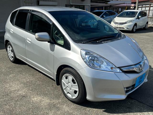 フィットハイブリッド スマートセレクション　ワンオーナー　スマートキー　ＨＩＤ　禁煙車　オートエアコン　クルーズコントロール　ＣＤ　ＭＤ　プライバシーガラス　ドアバイザー（2枚目）