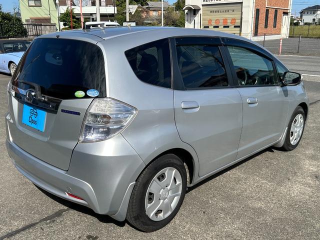フィットハイブリッド スマートセレクション　ワンオーナー　スマートキー　ＨＩＤ　禁煙車　オートエアコン　クルーズコントロール　ＣＤ　ＭＤ　プライバシーガラス　ドアバイザー（3枚目）