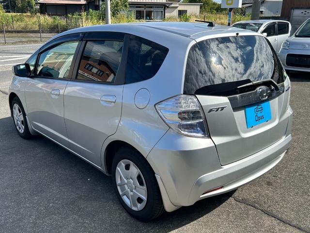 フィットハイブリッド スマートセレクション　ワンオーナー　スマートキー　ＨＩＤ　禁煙車　オートエアコン　クルーズコントロール　ＣＤ　ＭＤ　プライバシーガラス　ドアバイザー（4枚目）