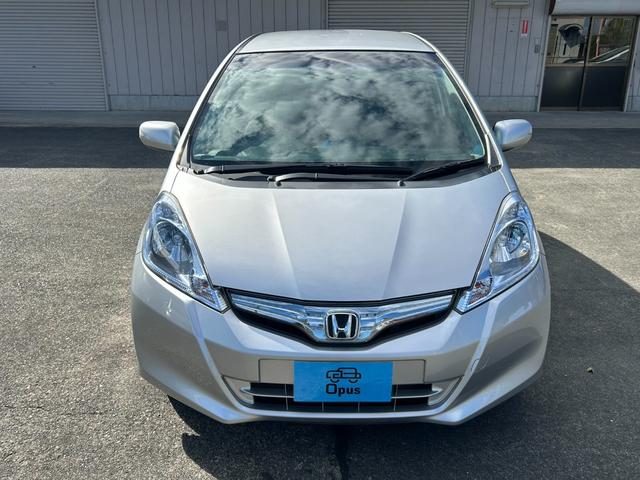 フィットハイブリッド スマートセレクション　ワンオーナー　スマートキー　ＨＩＤ　禁煙車　オートエアコン　クルーズコントロール　ＣＤ　ＭＤ　プライバシーガラス　ドアバイザー（5枚目）
