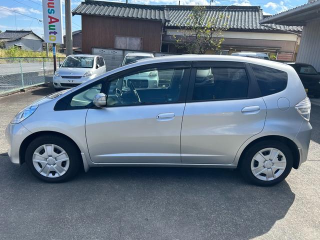 フィットハイブリッド スマートセレクション　ワンオーナー　スマートキー　ＨＩＤ　禁煙車　オートエアコン　クルーズコントロール　ＣＤ　ＭＤ　プライバシーガラス　ドアバイザー（6枚目）