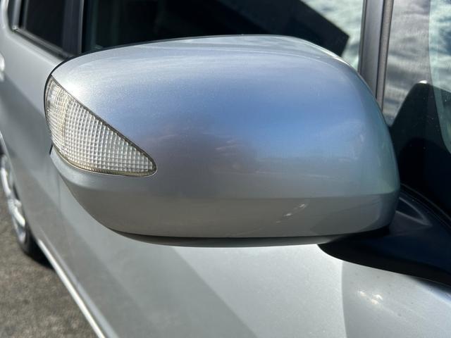 フィットハイブリッド スマートセレクション　ワンオーナー　スマートキー　ＨＩＤ　禁煙車　オートエアコン　クルーズコントロール　ＣＤ　ＭＤ　プライバシーガラス　ドアバイザー（8枚目）