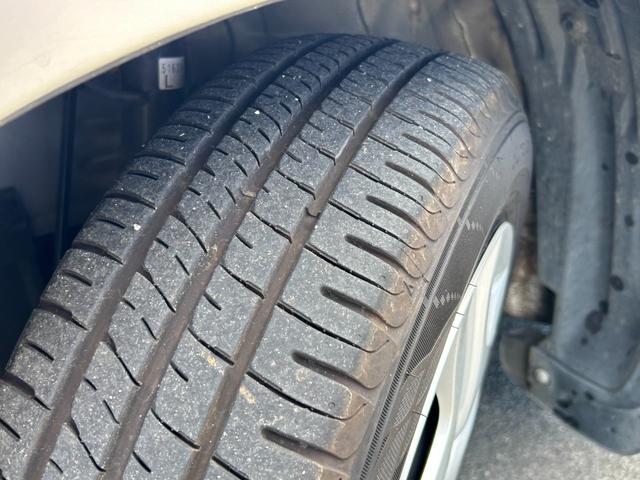 フィットハイブリッド スマートセレクション　ワンオーナー　スマートキー　ＨＩＤ　禁煙車　オートエアコン　クルーズコントロール　ＣＤ　ＭＤ　プライバシーガラス　ドアバイザー（12枚目）