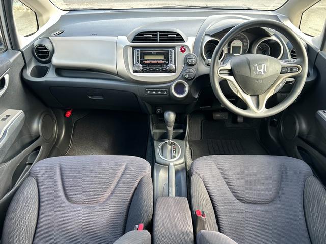 フィットハイブリッド スマートセレクション　ワンオーナー　スマートキー　ＨＩＤ　禁煙車　オートエアコン　クルーズコントロール　ＣＤ　ＭＤ　プライバシーガラス　ドアバイザー（13枚目）
