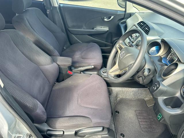 フィットハイブリッド スマートセレクション　ワンオーナー　スマートキー　ＨＩＤ　禁煙車　オートエアコン　クルーズコントロール　ＣＤ　ＭＤ　プライバシーガラス　ドアバイザー（14枚目）