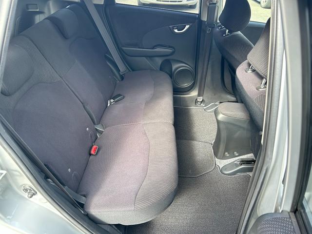 フィットハイブリッド スマートセレクション　ワンオーナー　スマートキー　ＨＩＤ　禁煙車　オートエアコン　クルーズコントロール　ＣＤ　ＭＤ　プライバシーガラス　ドアバイザー（15枚目）