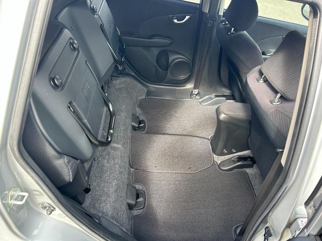 フィットハイブリッド スマートセレクション　ワンオーナー　スマートキー　ＨＩＤ　禁煙車　オートエアコン　クルーズコントロール　ＣＤ　ＭＤ　プライバシーガラス　ドアバイザー（16枚目）