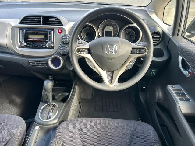 フィットハイブリッド スマートセレクション　ワンオーナー　スマートキー　ＨＩＤ　禁煙車　オートエアコン　クルーズコントロール　ＣＤ　ＭＤ　プライバシーガラス　ドアバイザー（19枚目）