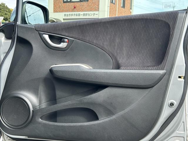 フィットハイブリッド スマートセレクション　ワンオーナー　スマートキー　ＨＩＤ　禁煙車　オートエアコン　クルーズコントロール　ＣＤ　ＭＤ　プライバシーガラス　ドアバイザー（23枚目）