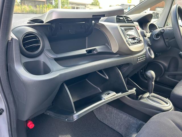 フィットハイブリッド スマートセレクション　ワンオーナー　スマートキー　ＨＩＤ　禁煙車　オートエアコン　クルーズコントロール　ＣＤ　ＭＤ　プライバシーガラス　ドアバイザー（25枚目）