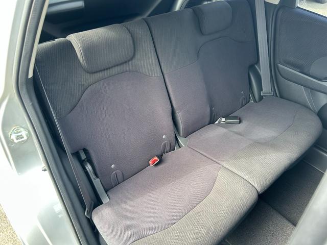 フィットハイブリッド スマートセレクション　ワンオーナー　スマートキー　ＨＩＤ　禁煙車　オートエアコン　クルーズコントロール　ＣＤ　ＭＤ　プライバシーガラス　ドアバイザー（27枚目）