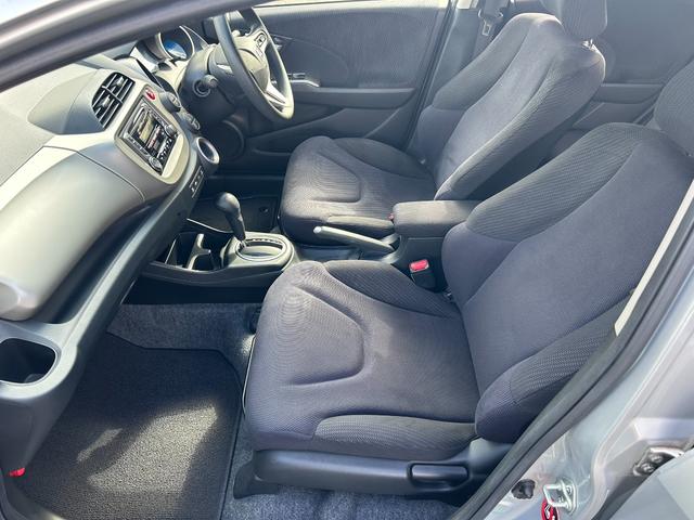 フィットハイブリッド スマートセレクション　ワンオーナー　スマートキー　ＨＩＤ　禁煙車　オートエアコン　クルーズコントロール　ＣＤ　ＭＤ　プライバシーガラス　ドアバイザー（28枚目）