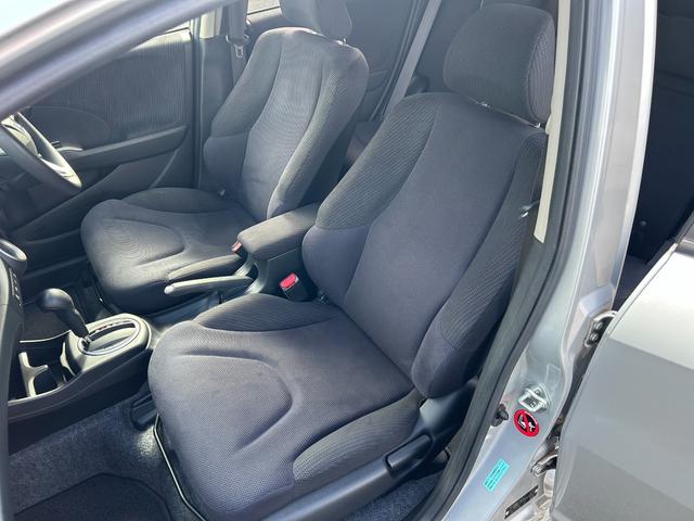 フィットハイブリッド スマートセレクション　ワンオーナー　スマートキー　ＨＩＤ　禁煙車　オートエアコン　クルーズコントロール　ＣＤ　ＭＤ　プライバシーガラス　ドアバイザー（29枚目）