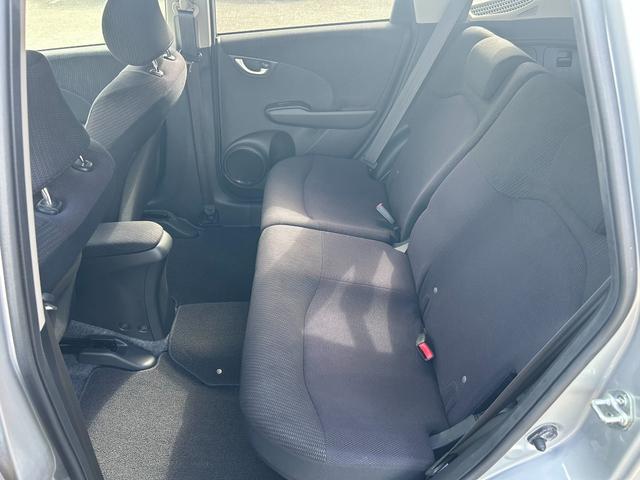 フィットハイブリッド スマートセレクション　ワンオーナー　スマートキー　ＨＩＤ　禁煙車　オートエアコン　クルーズコントロール　ＣＤ　ＭＤ　プライバシーガラス　ドアバイザー（30枚目）