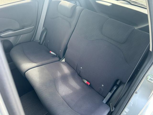 フィットハイブリッド スマートセレクション　ワンオーナー　スマートキー　ＨＩＤ　禁煙車　オートエアコン　クルーズコントロール　ＣＤ　ＭＤ　プライバシーガラス　ドアバイザー（31枚目）