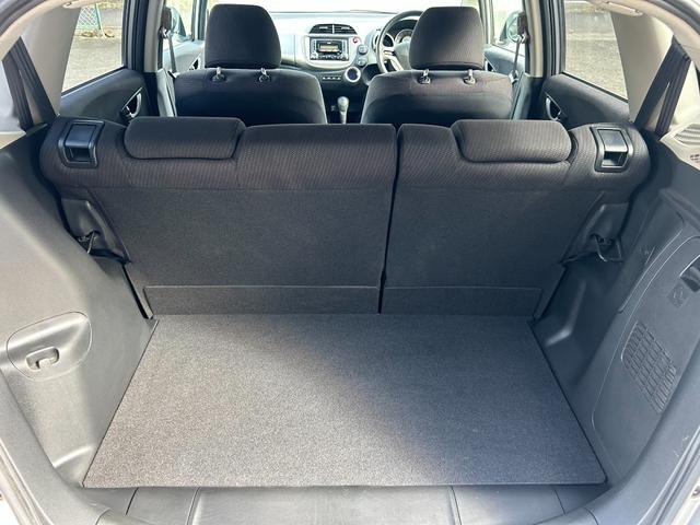 フィットハイブリッド スマートセレクション　ワンオーナー　スマートキー　ＨＩＤ　禁煙車　オートエアコン　クルーズコントロール　ＣＤ　ＭＤ　プライバシーガラス　ドアバイザー（32枚目）