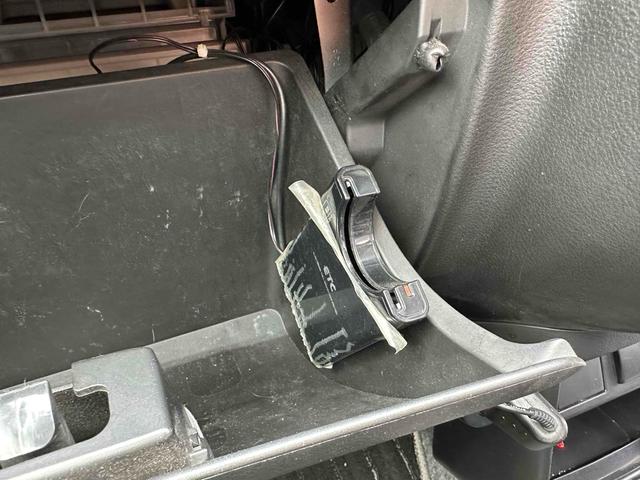 アルトワークス ベースグレード　ＥＴＣ　ナビ　ＴＶ　オートライト　ＨＩＤ　スマートキー　電動格納ミラー　ＭＴ　盗難防止システム　ＡＢＳ　ＥＳＣ　ＣＤ　Ｂｌｕｅｔｏｏｔｈ　アルミホイール　衝突安全ボディ　エアコン　パワーステアリング（10枚目）