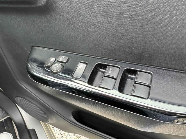 アルトワークス ベースグレード　ＥＴＣ　ナビ　ＴＶ　オートライト　ＨＩＤ　スマートキー　電動格納ミラー　ＭＴ　盗難防止システム　ＡＢＳ　ＥＳＣ　ＣＤ　Ｂｌｕｅｔｏｏｔｈ　アルミホイール　衝突安全ボディ　エアコン　パワーステアリング（11枚目）