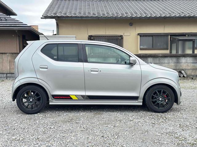 アルトワークス ベースグレード　ＥＴＣ　ナビ　ＴＶ　オートライト　ＨＩＤ　スマートキー　電動格納ミラー　ＭＴ　盗難防止システム　ＡＢＳ　ＥＳＣ　ＣＤ　Ｂｌｕｅｔｏｏｔｈ　アルミホイール　衝突安全ボディ　エアコン　パワーステアリング（14枚目）