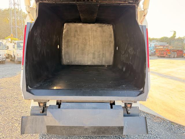 ダイナトラック 全塗装仕上げ済み 塵芥車/パッカー車 極東開発工業製 GB50-83D-S 巻き込み式/回転板式 ダンプ排出式 容積5.0立米 連続スイッチ 汚水タンク ターボ 積載2t 5速MT(17枚目)